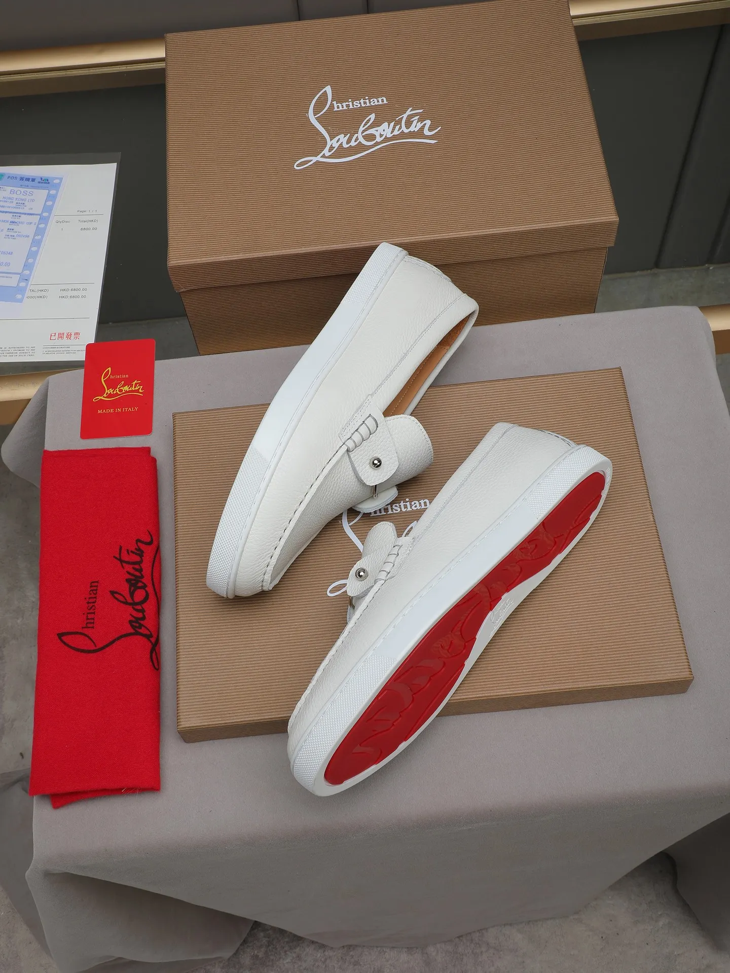 PP480 Christian Louboutin (red-soled shoes) Italian men's casual sneakers are shipped! Each pair of shoes from this Italian handmade shoe brand has a simple and classic design, which is very comfortable and versatile! The upper fabric of this shoe is made of imported cowhide, with high-end and comfortable cowhide lining! The outsole is made of original rubber bottom sheets and is lined with cowhide! Brand-specific mold-opening foot bed, exclusive private mold control! Original box packaging! 39 40 41 42 43 44 (38 45 46 customized)